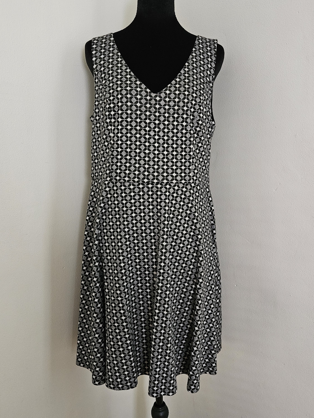 LOFT - Black & White V-Neck A-line Sleeveless Dress